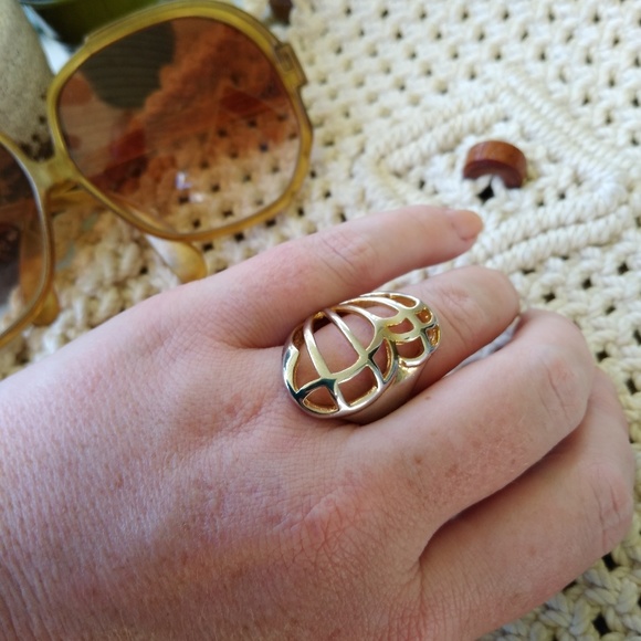 Vintage gold filigree ring in open and wide size 7 - Picture 7 of 8